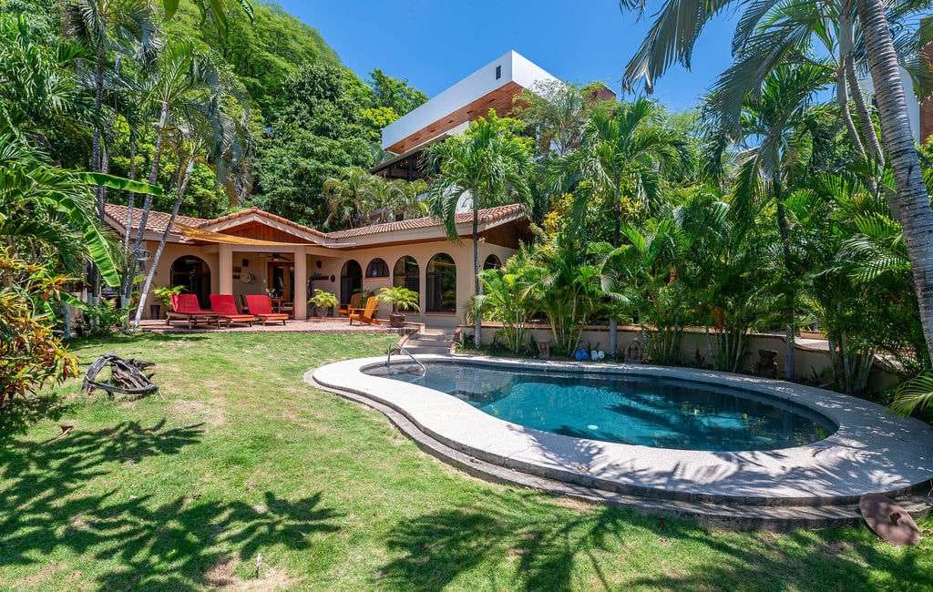 Casa Vista Home pool and house view.