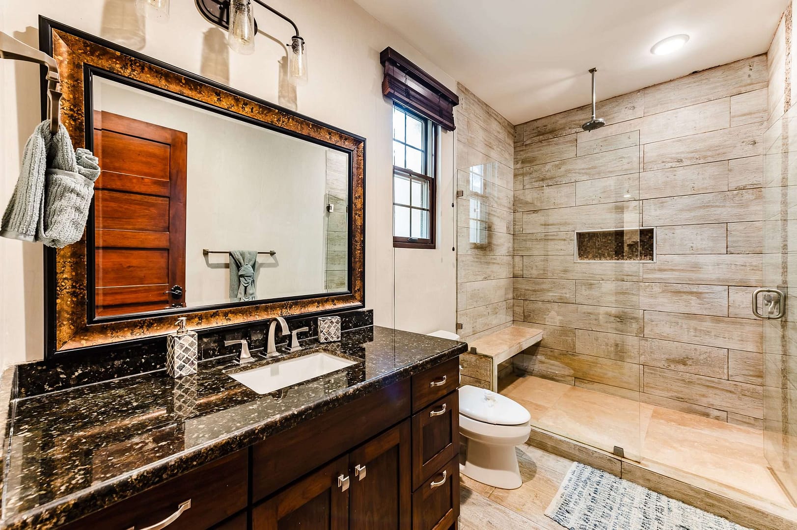 Carolina del Mar bathroom